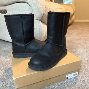 UGG Women's Classic Short Leather - Black